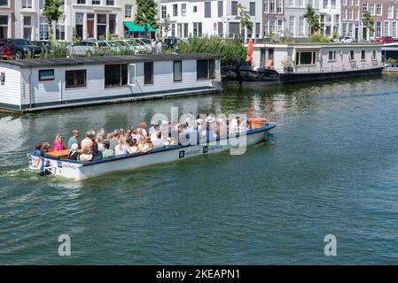 Ausflugsboot vor Hausbooten auf der Londensekaai, Middelburg, Zeeland, Niederlande, Europa Stockfoto
