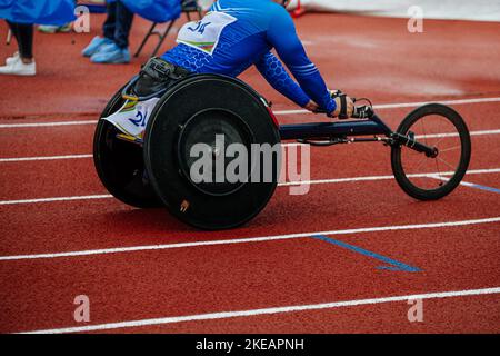 Männlicher Athlet im Rollstuhlrennen im Stadion Stockfoto