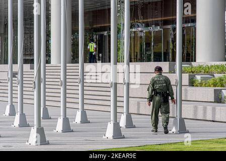 Bangkok, Thailand. 11.. November 2022. Ein Mitglied der Abteilung Explosive Ordnance Disposal (EOD) inspiziert das Gebiet um das Queen Sirikit National Convention Center in Bangkok. Thailand hat die Sicherheit in Vorbereitung auf den bevorstehenden APEC-Gipfel 2022 erhöht, der vom 18. Bis 19. November 2022 im Queen Sirikit National Convention Center in Bangkok stattfinden wird. Kredit: SOPA Images Limited/Alamy Live Nachrichten Stockfoto