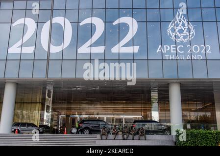 Bangkok, Thailand. 11.. November 2022. Mitglieder der Abteilung Explosive Ordnance Disposal (EOD) sitzen unter dem APEC-Logo im Queen Sirikit National Convention Center in Bangkok. Thailand hat die Sicherheit in Vorbereitung auf den bevorstehenden APEC-Gipfel 2022 erhöht, der vom 18. Bis 19. November 2022 im Queen Sirikit National Convention Center in Bangkok stattfinden wird. Kredit: SOPA Images Limited/Alamy Live Nachrichten Stockfoto