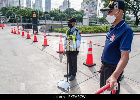 Bangkok, Thailand. 11.. November 2022. Die Sicherheitskräfte bereiteten sich vor, die Fahrzeuge vor dem Queen Sirikit National Convention Center in Bangkok zu inspizieren. Thailand hat die Sicherheit in Vorbereitung auf den bevorstehenden APEC-Gipfel 2022 erhöht, der vom 18. Bis 19. November 2022 im Queen Sirikit National Convention Center in Bangkok stattfinden wird. Kredit: SOPA Images Limited/Alamy Live Nachrichten Stockfoto