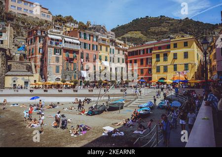 Ein landschaftlich überfüllter Blick auf den Strand von Vernazza in Cinque Terre, Italien Stockfoto