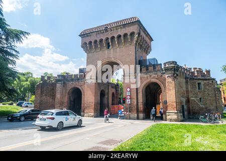 Bologna, Italien - 05-01-2021: Die schöne Porta Saragozza in Bologna Stockfoto