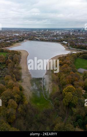 Edgabston Reservoir, Birmingham, 11. November 2022. - Die Wasserstände im Edgbaston Reservoir in Birmingham liegen immer noch weit unter dem üblichen Winterniveau. Das Wasser ist zurückgegangen und hat viele exponierte Schlamm- und Schlammflächen mit einer neuen Grasschicht, die über mehrere Monate Dürrebedingungen gewachsen ist. Das städtische Reservoir ist eine Meile (1,6 km) vom Stadtzentrum von Birmingham entfernt. PIC by Credit: Stop Press Media/Alamy Live News Stockfoto