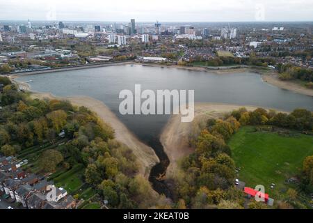 Edgabston Reservoir, Birmingham, 11. November 2022. - Die Wasserstände im Edgbaston Reservoir in Birmingham liegen immer noch weit unter dem üblichen Winterniveau. Das Wasser ist zurückgegangen und hat viele exponierte Schlamm- und Schlammflächen mit einer neuen Grasschicht, die über mehrere Monate Dürrebedingungen gewachsen ist. Das städtische Reservoir ist eine Meile (1,6 km) vom Stadtzentrum von Birmingham entfernt. PIC by Credit: Stop Press Media/Alamy Live News Stockfoto