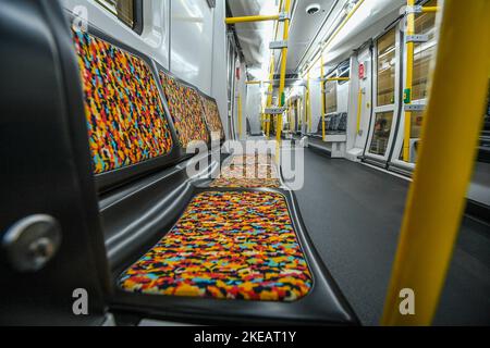 Velten, Deutschland. 11.. November 2022. Im Rahmen eines vor-Ort-Termins im Stadler-Inbetriebnahmezentrum in Velten wird das Interieur eines Zuges der neuen JK-Baureihe für eine neue geplante Berliner U-Bahn-Linie vorgestellt. Hier sitzen Sitze im neuen BVG-Design „Pattern of Diversity“. Quelle: Jens Kalaene/dpa/Alamy Live News Stockfoto