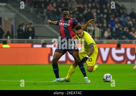 Mailand, Italien. 09., November 2022. Lautaro Martinez (10) von Inter und Jhon Lucumi (26) von Bologna gesehen in der Serie Ein Spiel zwischen Inter und Bologna bei Giuseppe Meazza in Mailand. (Bildnachweis: Gonzales Photo - Tommaso Fimiano). Stockfoto