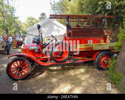 San Isidro, Argentinien - 7. Okt 2022: Antiker alter roter 1918 Ford Modell TT Feuerwehrauto Feuerwehreinspeisung. Seitenansicht. Autoklasica 2022 Oldtimer-Show. Stockfoto