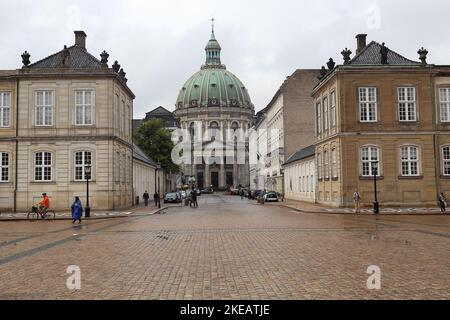 KOPENHAGEN, DÄNEMARK - 29. JUNI 2016: Es ist der Schlossplatz Amalienborg und die Marmorkirche. Stockfoto