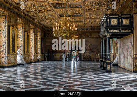 HILLEROD, DÄNEMARK - 30. JUNI 2016: Es ist der große Rittersaal des Schlosses Frederiksborg. Stockfoto