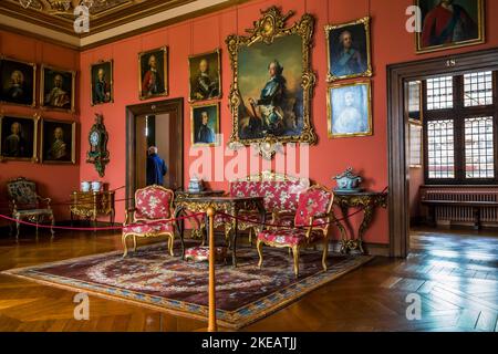 HILLEROD, DÄNEMARK - 30. JUNI 2016: Es ist der Innenraum eines der Säle des Schlosses Frederiksborg. Stockfoto