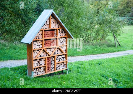 Hölzernes Insektenhotel, Lebensraum für Insekten und Bienen, Rettungshaus, Umwelt- und Ökologie-Gespräch, Schutz der Tierwelt Stockfoto