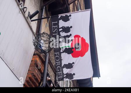Chalfont St Peter, Buckinghamshire, Großbritannien. 11.. November 2022. Mohnblumen, damit wir nicht vergessen, Fahnen und bunte Erinnerungsfenster im Dorf Chalfont St. Peter. Quelle: Maureen McLean/Alamy Live News Stockfoto