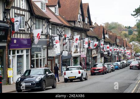 Chalfont St Peter, Buckinghamshire, Großbritannien. 11.. November 2022. Mohnblumen, damit wir nicht vergessen, Fahnen und bunte Erinnerungsfenster im Dorf Chalfont St. Peter. Quelle: Maureen McLean/Alamy Live News Stockfoto