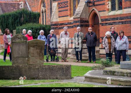 Chalfont St Peter, Buckinghamshire, Großbritannien. 11.. November 2022. Heute Morgen versammelten sich die Dorfbewohner in der Pfarrkirche im Dorf Chalfont St. Peter zu zwei Minuten Stille in Erinnerung an unsere Kriegtot. Die Gebete wurden von Vikar Revd John Goodman geleitet. Mohnblumen mit den Namen von Dorfbewohnern, die im ersten und zweiten Weltkrieg ihr Leben verloren, wurden auf dem Gelände der Kirche aufgestellt. Quelle: Maureen McLean/Alamy Live News Stockfoto