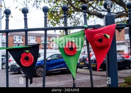 Chalfont St Peter, Buckinghamshire, Großbritannien. 11.. November 2022. Mohnblumen, damit wir nicht vergessen, Fahnen und bunte Erinnerungsfenster im Dorf Chalfont St. Peter. Quelle: Maureen McLean/Alamy Live News Stockfoto