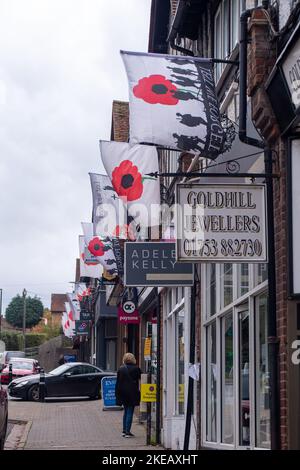 Chalfont St Peter, Buckinghamshire, Großbritannien. 11.. November 2022. Mohnblumen, damit wir nicht vergessen, Fahnen und bunte Erinnerungsfenster im Dorf Chalfont St. Peter. Quelle: Maureen McLean/Alamy Live News Stockfoto