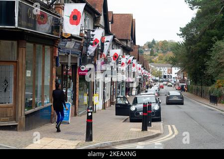 Chalfont St Peter, Buckinghamshire, Großbritannien. 11.. November 2022. Mohnblumen, damit wir nicht vergessen, Fahnen und bunte Erinnerungsfenster im Dorf Chalfont St. Peter. Quelle: Maureen McLean/Alamy Live News Stockfoto