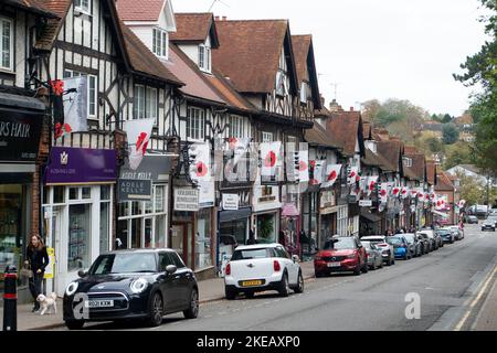 Chalfont St Peter, Buckinghamshire, Großbritannien. 11.. November 2022. Mohnblumen, damit wir nicht vergessen, Fahnen und bunte Erinnerungsfenster im Dorf Chalfont St. Peter. Quelle: Maureen McLean/Alamy Live News Stockfoto