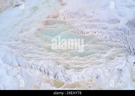 Türkisfarbenes Wasser aus Thermalquellen in den weißen natürlichen Pools. Pamukkale Travertin Luftlandschaft Stockfoto