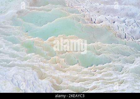 Türkisfarbenes Wasser aus Thermalquellen in den weißen natürlichen Pools. Pamukkale Travertin Luftlandschaft Stockfoto