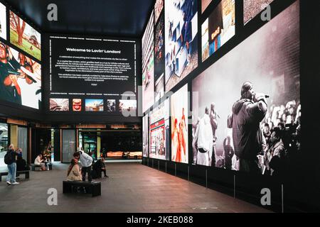 London, Großbritannien. 10.. November 2022. „Lovin' London“, eine Ausstellung über das Leben in London, ist im öffentlichen Raum Outernet Global gegenüber der Tottenham Court Road live zu sehen. Visuelle Agentur Take More Photos haben die lebendige Ausstellung inszeniert, auf 8k LED-Bildschirme und an Wänden projiziert. Die Ausstellung ist kostenlos und lädt Besucher dazu ein, mehr Fotos von London, seinen Menschen und seiner Umgebung zu machen. Kredit: Imageplotter/Alamy Live Nachrichten Stockfoto