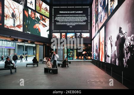 London, Großbritannien. 10.. November 2022. „Lovin' London“, eine Ausstellung über das Leben in London, ist im öffentlichen Raum Outernet Global gegenüber der Tottenham Court Road live zu sehen. Visuelle Agentur Take More Photos haben die lebendige Ausstellung inszeniert, auf 8k LED-Bildschirme und an Wänden projiziert. Die Ausstellung ist kostenlos und lädt Besucher dazu ein, mehr Fotos von London, seinen Menschen und seiner Umgebung zu machen. Kredit: Imageplotter/Alamy Live Nachrichten Stockfoto