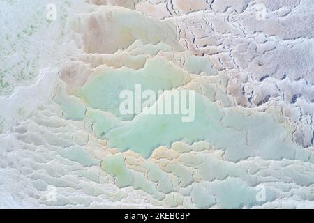 Türkisfarbenes Wasser aus Thermalquellen in den weißen natürlichen Pools. Pamukkale Travertin Luftlandschaft Stockfoto