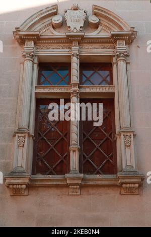 Fenster auf dem Rathaus Gebäude alt in der Altstadt von Alcudia Mallorca Stockfoto