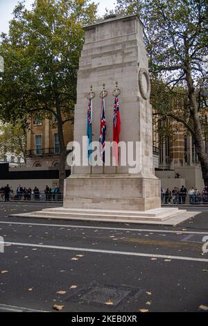 London, Großbritannien. 11.. November 2022. Der jährliche Gedenkgottesdienst der Western Front Association im Cenotaph mit Vertretern der Dienste, einem Rentner aus Chelsea, Glaubensgruppen und dem Commonwealth. Vizeadmiral Sir Timothy Laurence, KCVO, CB, ADC, CSM, Bruder Nigel Cave leitete die Gebete und Sir Anthony Seldon las den Soldaten. Ein Pfeifer des Londoner Scottish Regiment spielte „Flowers of the Forest“. Kredit: Peter Hogan/Alamy Live Nachrichten Stockfoto