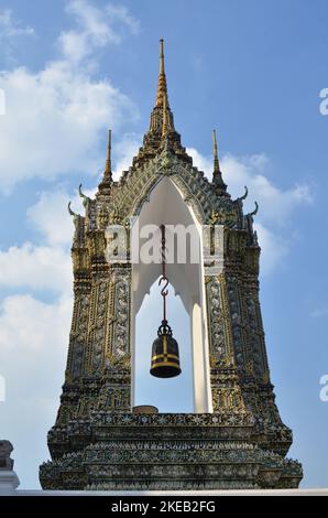 Goldener Tempel mit Bell Bangkok Thailand buddhismus Stockfoto