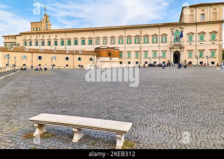 Rom Latium Italien. Der Quirinal-Palast ist ein historisches Gebäude, eines der drei aktuellen offiziellen Residenzen des Präsidenten der Italienischen Republik Stockfoto