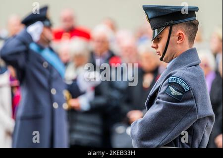 London, Großbritannien. 11.. November 2022. Die Vigil-Party wird von der Queen's Color Squadron des RAF Regiment - Remembrance Day Service im Cenotaph, organisiert von der Western Front Association, organisiert. Kredit: Guy Bell/Alamy Live Nachrichten Stockfoto