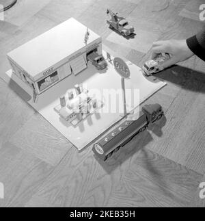 In der 1950s. Ein typisches Spielzeug aus Karton aus dem Jahr 1950s mit gedruckten Bildern von Benzinpumpen und Außenansicht des Shops. Der Bausatz wurde als Flachkarton geliefert und man musste die Teile zusammenschneiden und zusammenfalten, um die Gulf Tankstelle zu bauen. Das Jahr ist 1958. Schweden. Conard. ref. 3867 Stockfoto