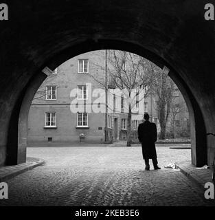 In der 1950s. Ein Mann in voller Gestalt steht auf der Straße am Rand eines Tunnels. Stockholm Schweden 1950. Conard Ref. 1496 Stockfoto