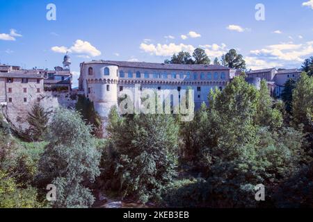 Der „Herzogspalast“ von Urbania (Marken, Italien) über den Fluss Metauro, Urbania, Pesaro Urbino, Marken, Italien, Europa Stockfoto