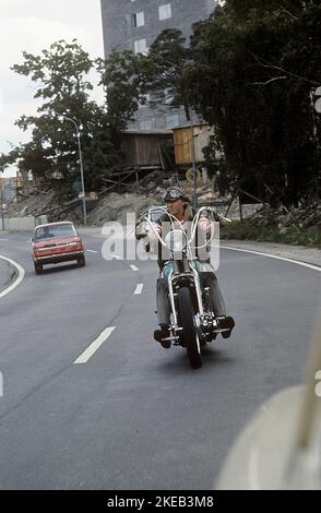 In der 1960s. Ein junger Mann auf seinem Harley Davidson Motorrad. Das Gesetz über das Tragen eines Schutzhelms ist noch nicht in Kraft und zu diesem Zeitpunkt war es beliebt, Lederkappen zu tragen. Schweden 1968 CV72 Stockfoto