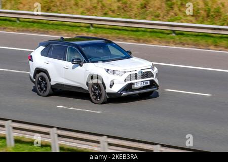 2021 White TOYOTA RAV4 VVT-I EXCEL Hybrid Electric 1-Gang-Automatik; Reisen auf der Autobahn M6 Großbritannien Stockfoto