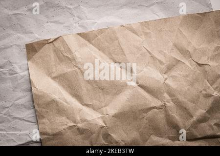 Abstrakte Textur aus gestreiftem Papier in zwei Brauntönen für leere und reine Hintergründe. Stockfoto