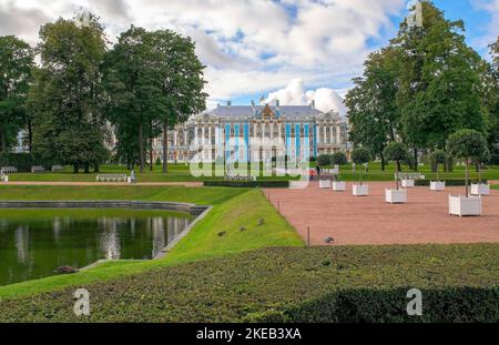 Sankt-Petersburg - Russland 4. Oktober 2022: Garten und See vor dem Katharinenpalast in Zarskoe Selo, Puschkin. Catherine 2 Die Große Stockfoto