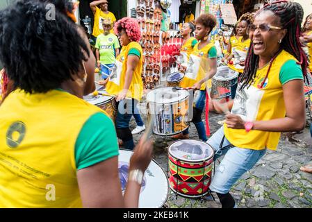 Mitglieder der Percussion-Band Dida werden während eines Aufführens in Pelourenhin gesehen. Fußball-Weltmeisterschaft 2018 Spieltag. Stockfoto