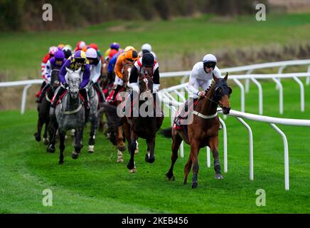 Läufer und Reiter in Aktion, wenn sie an der Behindertenhürde der Markel Insurance Conditional Jockeys am ersten Tag des November-Meetings auf der Cheltenham Racecourse teilnehmen. Bilddatum: Freitag, 11. November 2022. Stockfoto