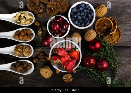 Draufsicht Mix aus trockenen und frischen Früchten auf dem rustikalen weihnachtstisch Stockfoto