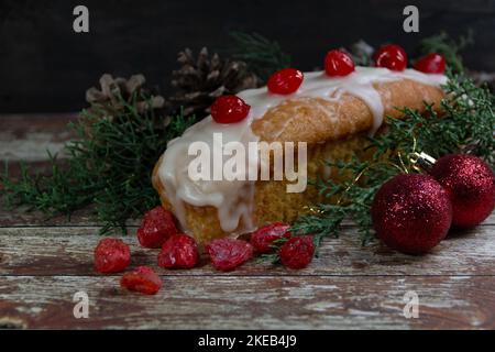 Obstpudding mit weihnachtlichen Dekorationen auf dem rustikalen Tisch Stockfoto
