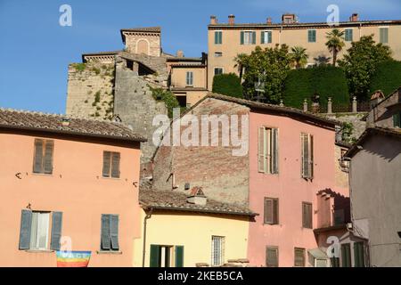 Das mittelalterliche Aquädukt der Fontana Maggiore ist ein mittelalterliches Aquädukt in der Stadt Perugia. Heute ist es zu einem sehr schönen Wohnort geworden Stockfoto