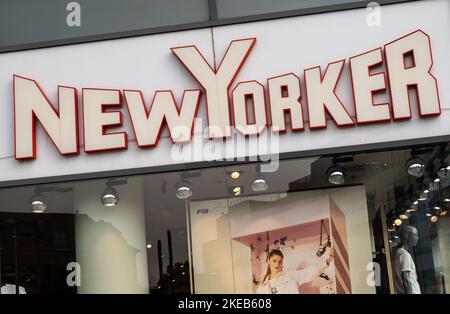 Lille, Frankreich - August, 16 2022 : NEW Yorker Store Logo an der Fassade, Modeladen Stockfoto