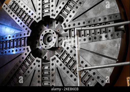 Grundplatte der riesigen Drehmaschine in der Werkshalle Stockfoto