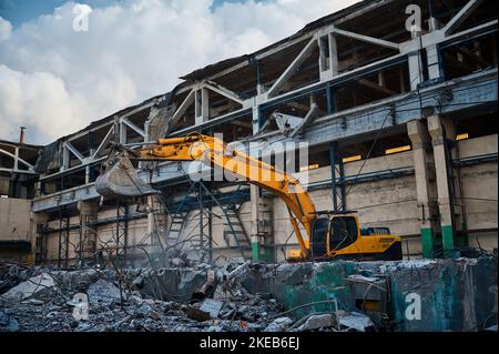 Abriss eines verlassenen Industriegebäudes durch Bagger Stockfoto