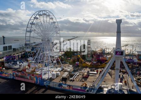 WESTERN Esplanade, Southend on Sea, Essex, Großbritannien. 11.. November 2022. Die letzte Gondel wird an einem neuen Beobachtungsrad montiert, das sich der Fertigstellung an der Küste von Southend on Sea nähert, das teilweise durch staatliche Ausgleichszahlungen finanziert wurde, die vom rat gesichert wurden. Stockvale, Eigentümer des Erlebnisparks Adventure Island, hat die rund £1 Millionen Gesamtkosten übernommen. Das neue 36 Meter hohe Rad wird voraussichtlich vor Weihnachten eine große Attraktion für Besucher der neuen Stadt Southend sein Stockfoto