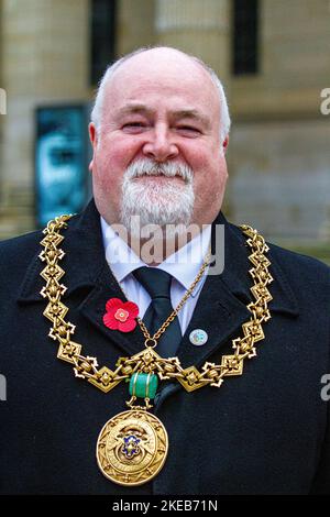 Dundee, Tayside, Schottland, Großbritannien. 11.. November 2022. Waffenstillstandstag: Der Dundee-Lord-Provost Bill Campbell nimmt sich die Zeit, sein Foto nach dem zweiminütigen Schweigen auf dem Dundee City Square aufzunehmen. Kredit: Dundee Photographics/Alamy Live Nachrichten Stockfoto